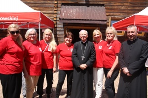 arcybiskup jędraszewski z wolontariuszami caritas
